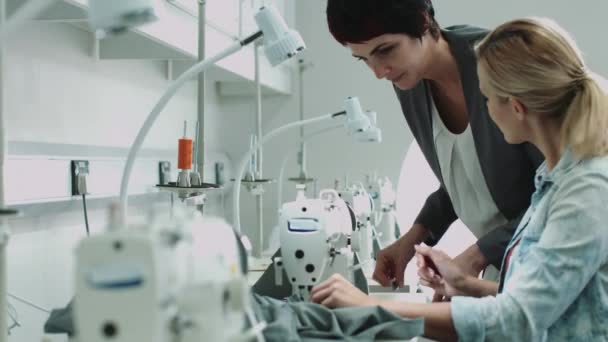 Diseñadores de moda en la máquina de coser
  - Metraje, vídeo