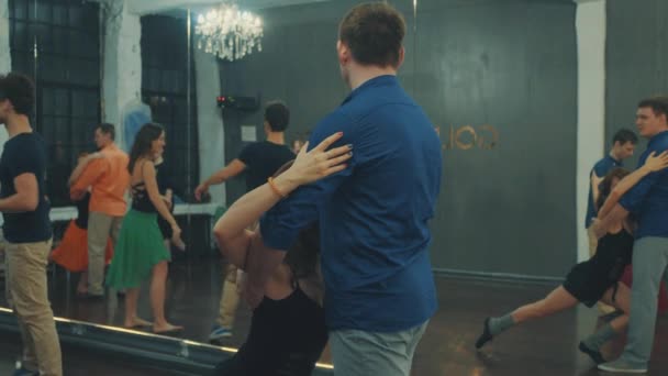 Tanssioppilaat toistamassa opettajien liikkeitä
 - Materiaali, video