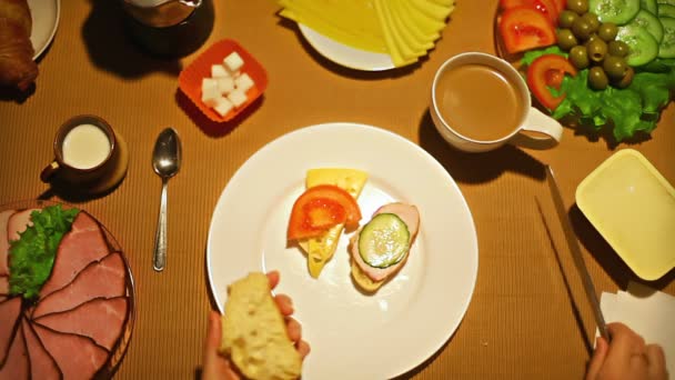 Vista superior de las manos femeninas extendiendo queso crema en el pan haciendo sándwich final
 - Metraje, vídeo