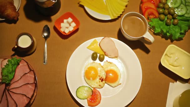 Kahvaltıda bir zeytin plaka alarak üstten görünüm erkek - Video, Çekim