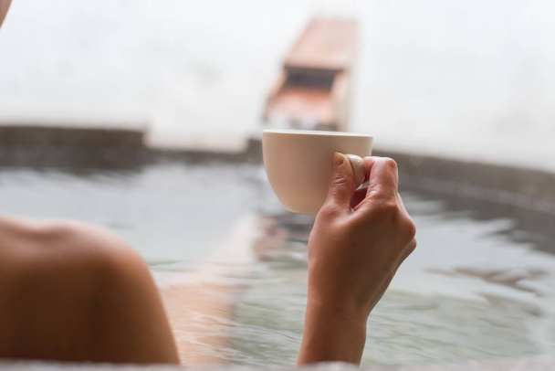 жінка тримає чашку кави
 - Фото, зображення