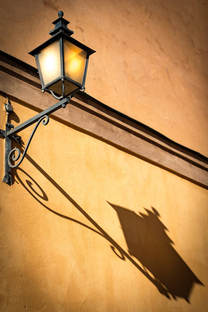 Vecchia lanterna a Gamla Stan, Stoccolma, Svezia
 - Foto, immagini