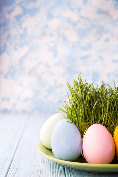 huevos de Pascua en un plato - Foto, imagen