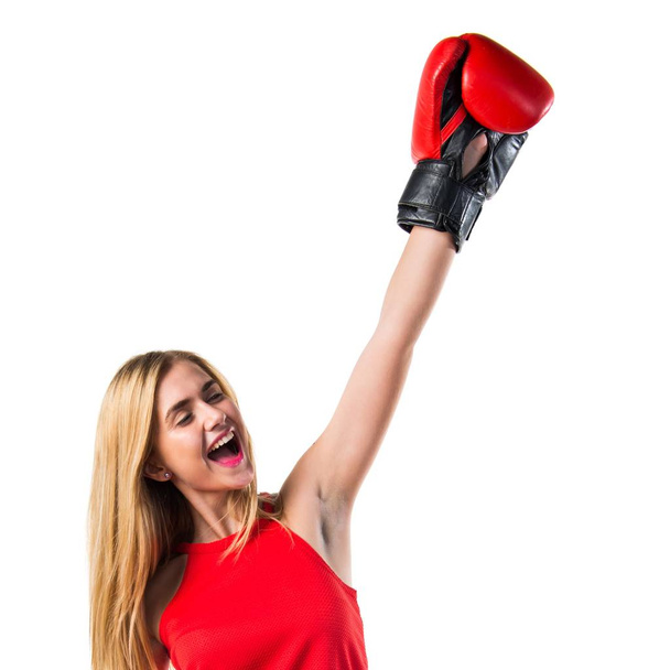 Ξανθό κορίτσι με τα γάντια του μποξ - Φωτογραφία, εικόνα