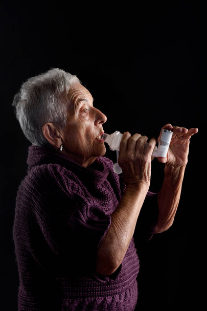 старша жінка з інгалятором
 - Фото, зображення