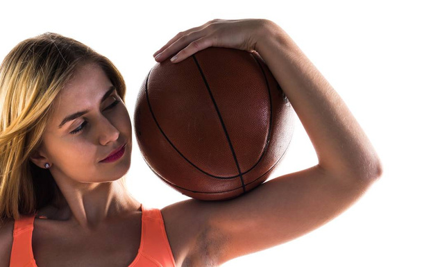 Blond meisje spelen basketbal - Foto, afbeelding
