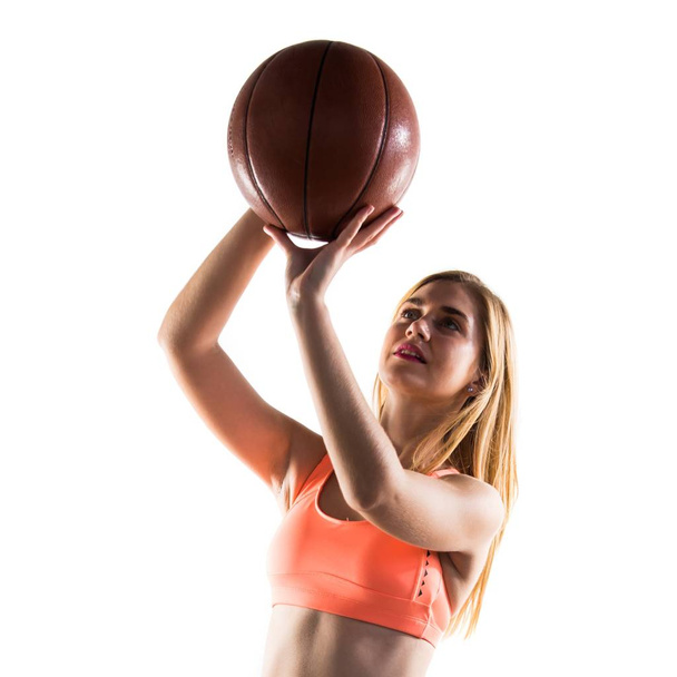 Ξανθιά κοπέλα παίζει μπάσκετ - Φωτογραφία, εικόνα