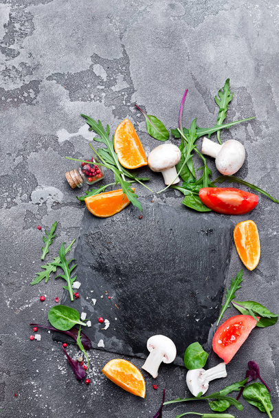 Ingredientes deliciosos frescos para salada de cozinha saudável
 - Foto, Imagem