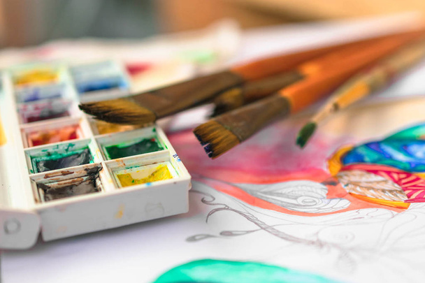 Diversi pennelli usati e colori su acquerelli astratti
 - Foto, immagini