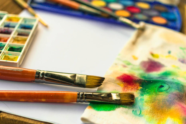Nástroje pro kreslení, štětce a solidní akvarel dlaždic - Fotografie, Obrázek
