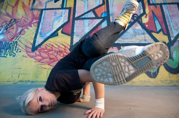 Девушка break-dancer - Фото, изображение