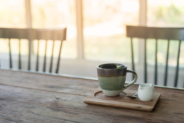 Kaffeetasse aus Keramik auf Holztisch - Foto, Bild