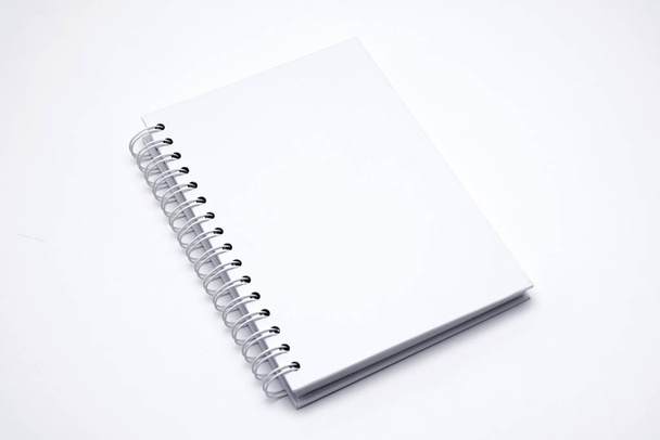 Cuaderno de cuero blanco aislado sobre fondo blanco
 - Foto, Imagen