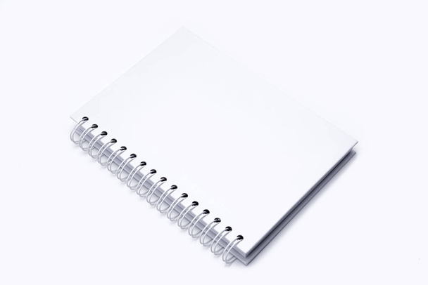 Caderno de couro branco isolado no fundo branco
 - Foto, Imagem