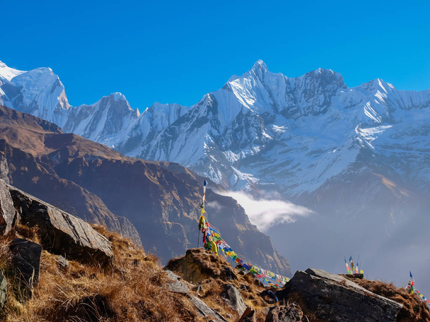 Οροσειρές στο φόντο του ουρανού στα Ιμαλάια - Φωτογραφία, εικόνα