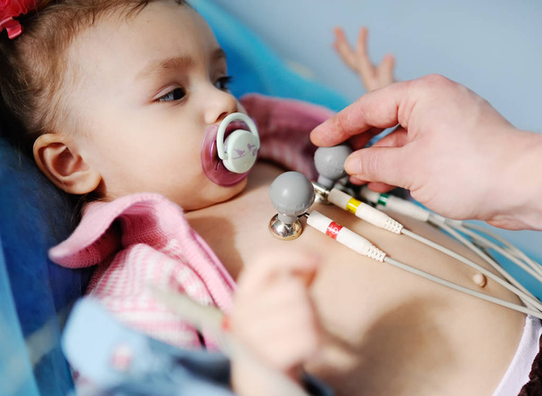 child in the clinic do an electrocardiogram - Fotoğraf, Görsel