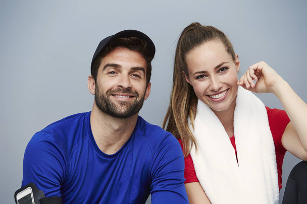 Fit couple smiling - Foto, afbeelding