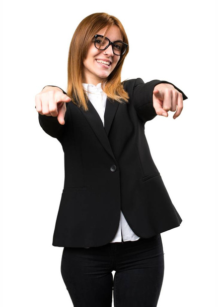 Jonge business woman wijzend op de voorgrond plaatsen - Foto, afbeelding