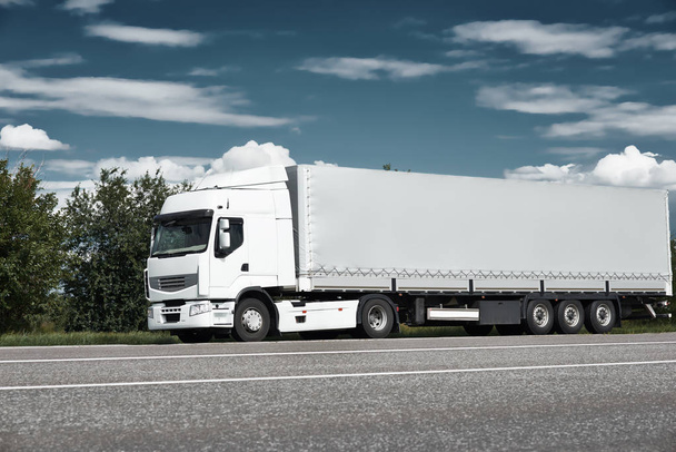 道路貨物輸送の概念の青い空に白いトラック - 写真・画像