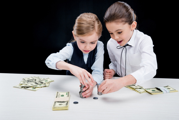 girls calculating money - Фото, зображення