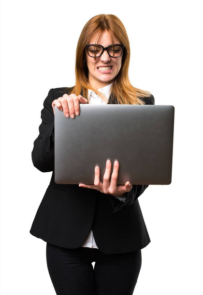 jeune femme d'affaires avec ordinateur portable - Photo, image