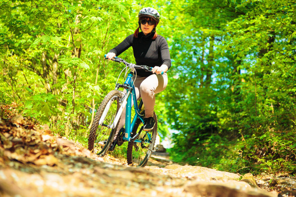 mladá žena na koni její horské kolo - Fotografie, Obrázek