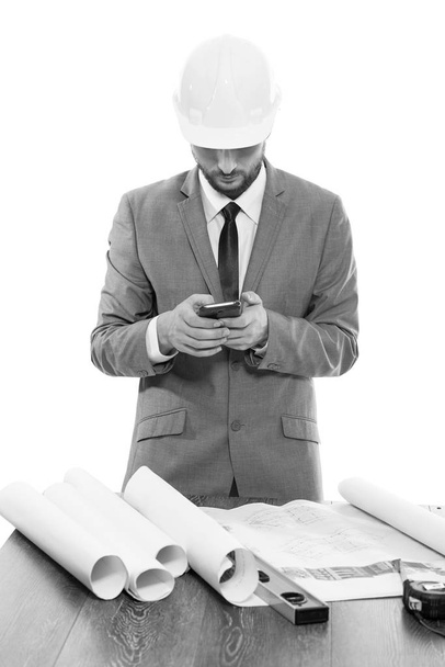 Arquitecto masculino profesional usando su teléfono inteligente
 - Foto, Imagen