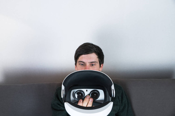 Man going to use VR headset - Valokuva, kuva