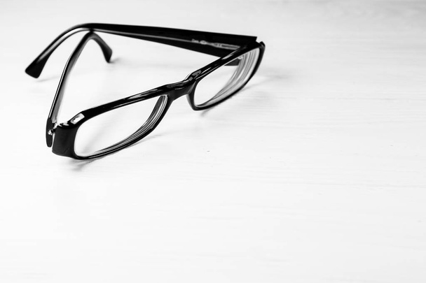 Óculos pretos, isolados sobre fundo branco
 - Foto, Imagem