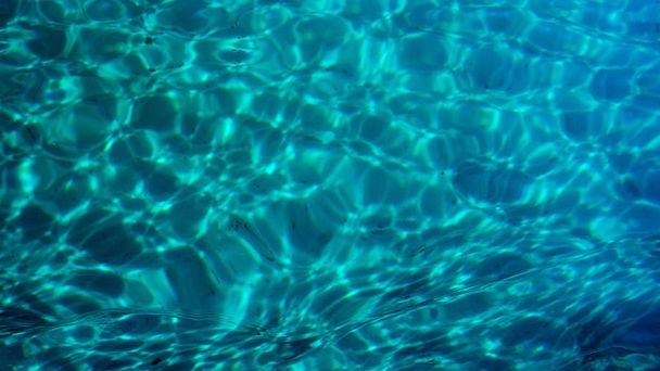 Jasně modré tyrkysové barevné moře mořská voda. - Fotografie, Obrázek