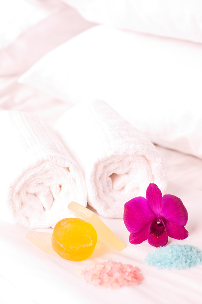 Eksoottinen kylpylä loma orkidea,, saippua ja kylpyamme suolaa hotellin sängyllä
 - Valokuva, kuva