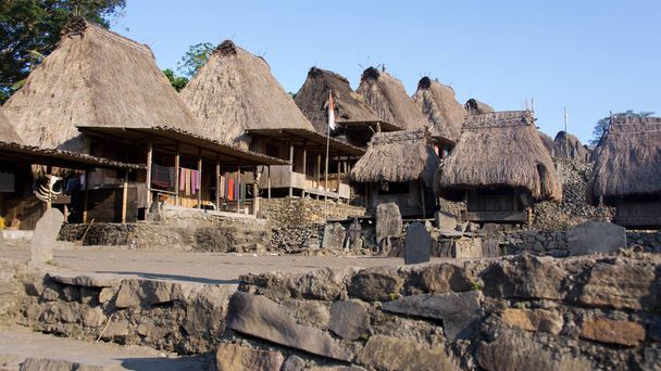 Bena uma aldeia tradicional com cabanas de grama do povo Ngada em Flores
. - Foto, Imagem