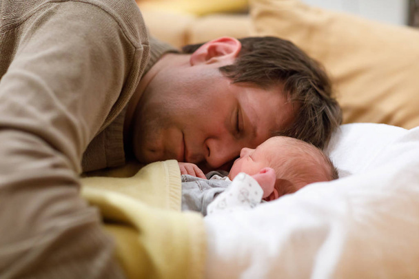 Padre de mediana edad abrazándose con su hija recién nacida
 - Foto, Imagen