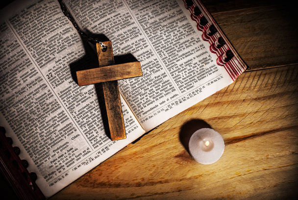 Cross, Bijbel op hout - Foto, afbeelding
