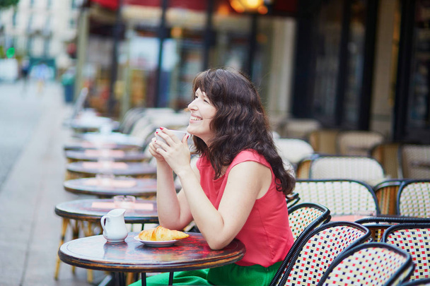 Woman drinking coffee in cafe - Zdjęcie, obraz