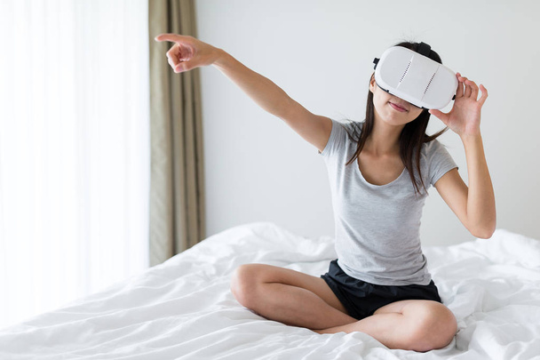 Frau schaut mit Virtual-Reality-Gerät zu - Foto, Bild