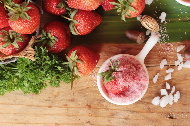 frische Erdbeeren sind köstlich auf Holz Hintergrund - Foto, Bild
