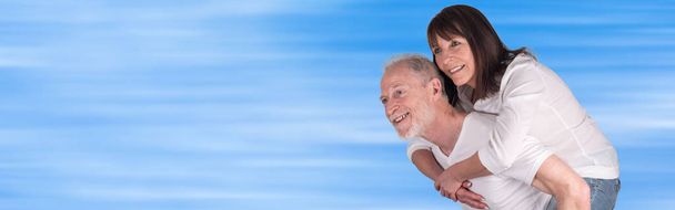 Πορτρέτο του ευτυχισμένου ηλικιωμένου ζευγαριού - Φωτογραφία, εικόνα