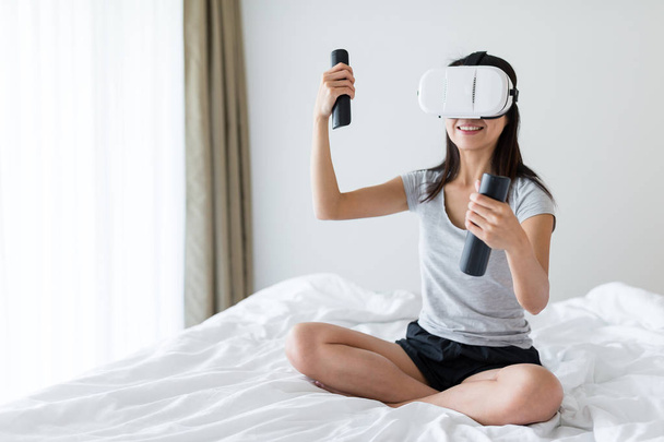 Woman play with VR device - Foto, afbeelding