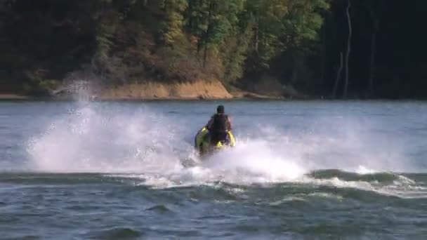 τζετ σκι που πηδά στη λίμνη - Πλάνα, βίντεο