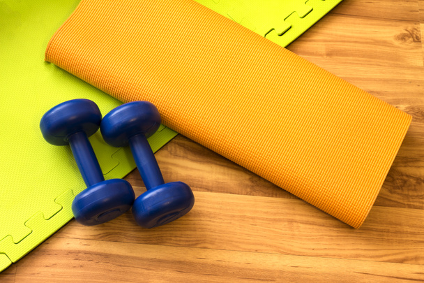 equipment for domestic (home) workouts: dumbbells, yoga mat  - Foto, afbeelding