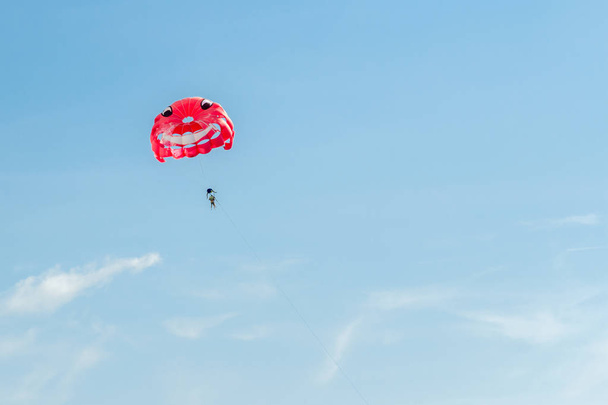 parachutiste dans le ciel
 - Photo, image