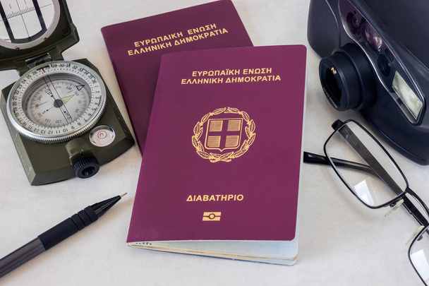 Dos pasaportes, gafas y una cámara. Concepto - preparación para el viaje
 - Foto, imagen
