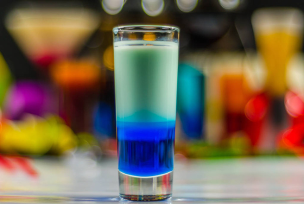 boisson colorée en verre pour les coups, une combinaison de blanc avec bl
 - Photo, image