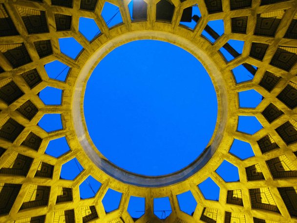 Vue intérieure du dôme de la mosquée Atigh Jame à Shiraz, Iran
 - Photo, image