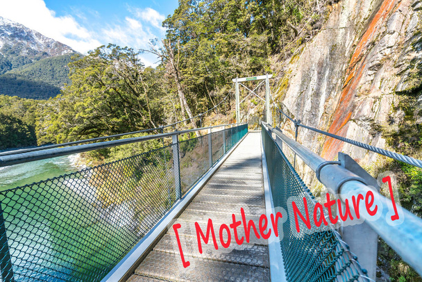 Krok na most wiszący w niebieski basen, Nowa Zelandia - Zdjęcie, obraz