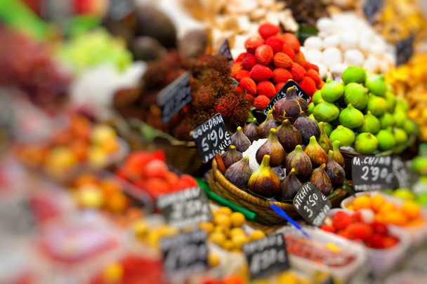 Frutta fresca in un mercato  - Foto, immagini