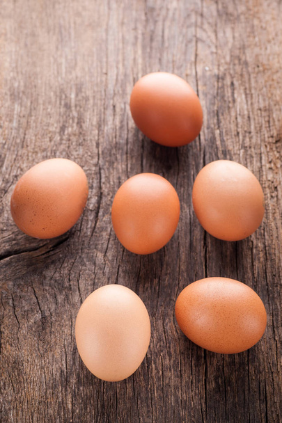 Kananmunat pöydällä
 - Valokuva, kuva