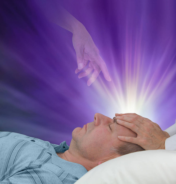 Ayuda espiritual durante una sesión de sanación
 - Foto, Imagen