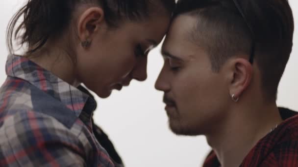 Heterosexual couple in studio - Záběry, video